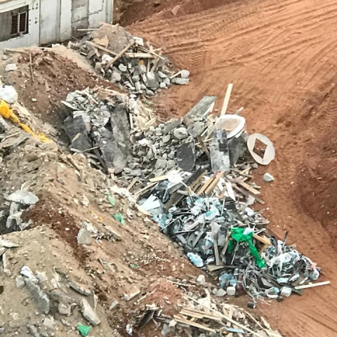 קבלן צולם שופך משאית פסולת בנייה בשכונת כפר גנים בפתח תקווה - איכות הסביבה וחזות העיר בפתח תקווה