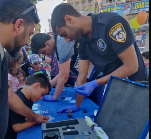 אירוע קהילה משטרה: השוטרים שיתפו פעולה עם ילדי פתח תקווה (וידיאו) - קהילות בפתח תקווה