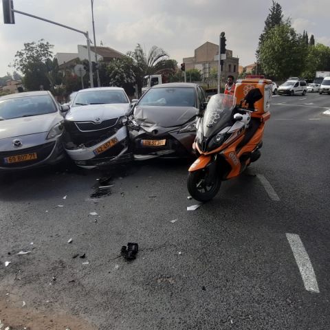 4 פצועים בתאונת דרכים במעורבות 3 רכבים בכביש 40 בפתח תקווה - חדשות בפתח תקווה