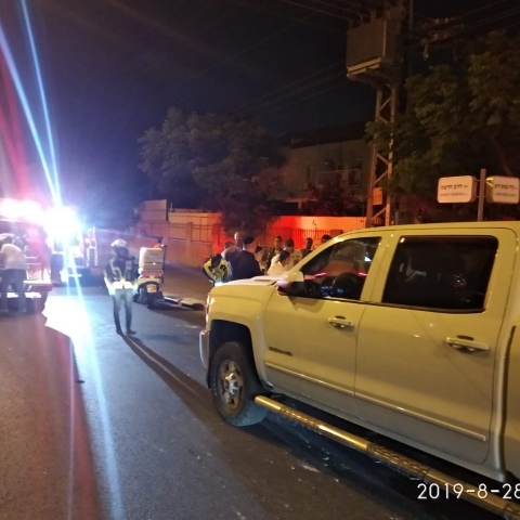  רכב פגע ב- 2 אופנועים: נערה בת 17 נפצעה בינוני ו - 2 צעירים נפצעו קל - חדשות בפתח תקווה