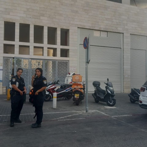 מאבטח עם נשק הכה את חברתו עד זוב דם והסתלק - חדשות בפתח תקווה