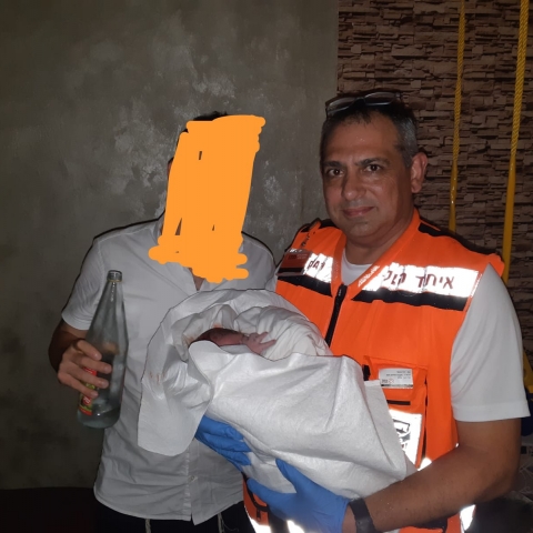 חובשי איחוד הצלה הוזעקו לדירה בפתח תקווה ו... מזל טוב! - קהילות בפתח תקווה