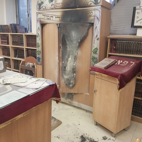 אישום: בן 37 מראש העין הצית את ארונות הקודש בבית הכנסת הגדול ובבית חולים בילינסון בפתח תקווה - חדשות בפתח תקווה