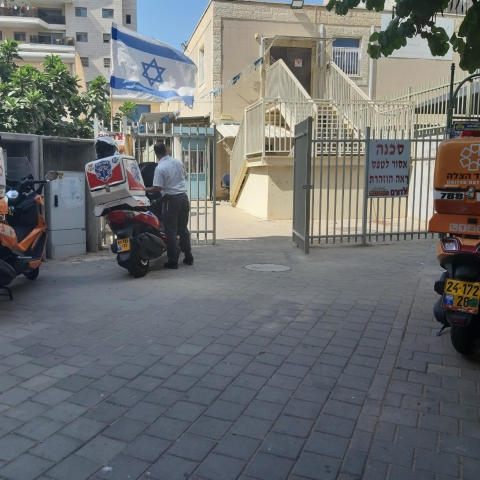 גבר בן 60 התמוטט בגן ילדים בפתח תקווה, בבית חולים נקבע מותו - חדשות בפתח תקווה