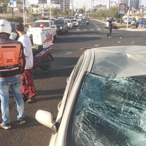 רוכב אופניים חשמליים נפצע קשה מפגיעת רכב בדרך רבין בפתח תקווה - חדשות בפתח תקווה