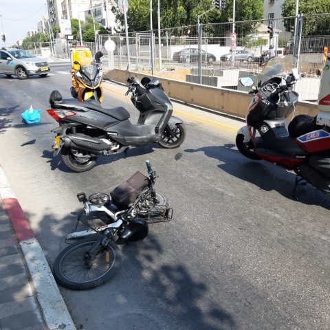 רוכב אופניים חשמליים נפצע קשה מפגיעת רכב סמוך לצומת ירקון (וידיאו) - חדשות בפתח תקווה