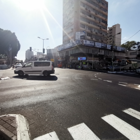 הפנייה מרח' שטמפפר לרח' חיים עוזר מותרת - תחבורה בפתח תקווה