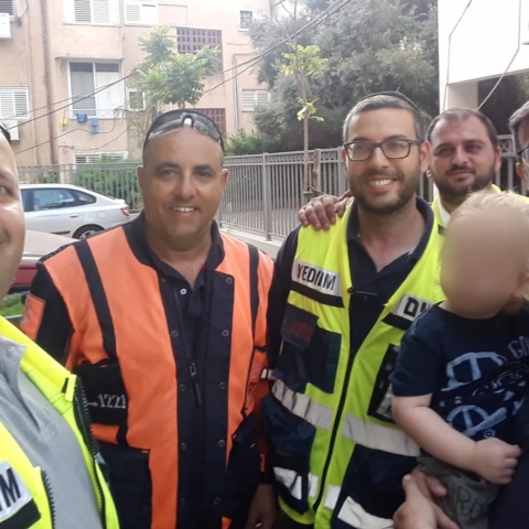 פעוט ננעל ברכב לעיני אביו ברח' בן יהודה בפתח תקווה - חדשות בפתח תקווה