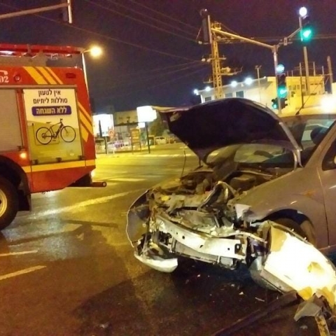נהגת רכב נפצעה בתאונה בצומת סגולה וחולצה מרכבה ע"י צוותי כיבוי - חדשות בפתח תקווה