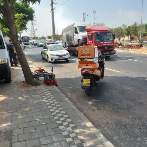 רוכב אופניים נפצע בינוני מפגיעת משאית בדרך ז'בוטינסקי בפתח תקווה - חדשות בפתח תקווה