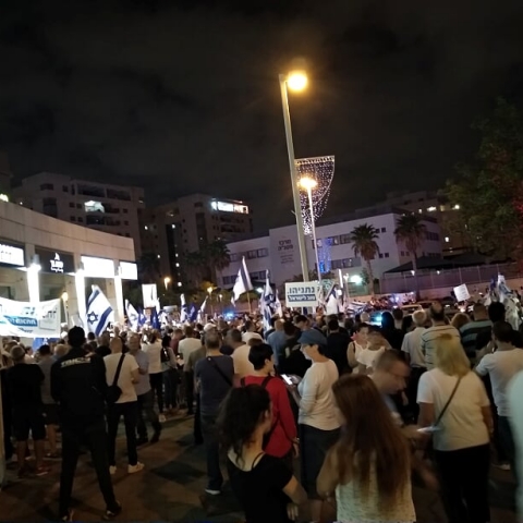 הפגנת ימין בפתח תקווה לקראת השימוע: מוקיעים את ההפגנות נגד היועמ"ש בהפגנה משלהם - באותו מקום - חדשות בפתח תקווה