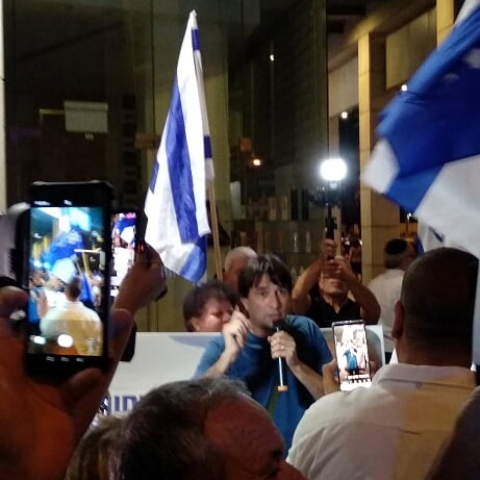 פעיל הימין רן כרמי בוזגלו נעצר במהלך הפגנת תומכי נתניהו בפתח ביתו של מנדלבליט בפתח תקווה (וידיאו) - חדשות בפתח תקווה