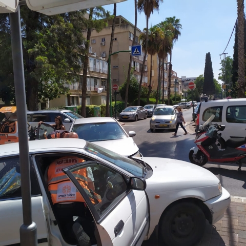 פצועה בתאונת דרכים בין 2 כלי רכב ברח' שפירא בפתח תקווה - חדשות בפתח תקווה