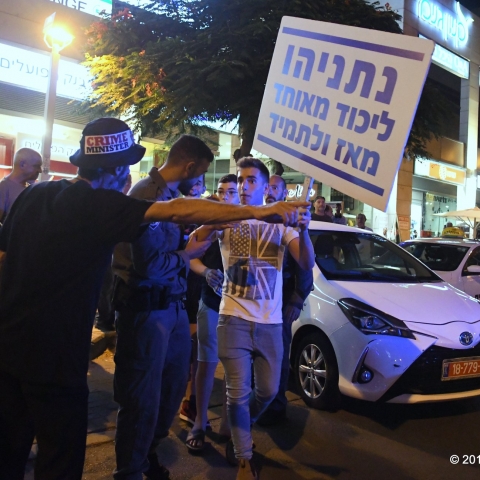 מוצ"ש סוער בכיכר גורן פ"ת: חלק ממפגיני הימין התעמתו עם המשטרה ועם המפגינים נגד היועמ"ש (וידיאו) - חדשות בפתח תקווה