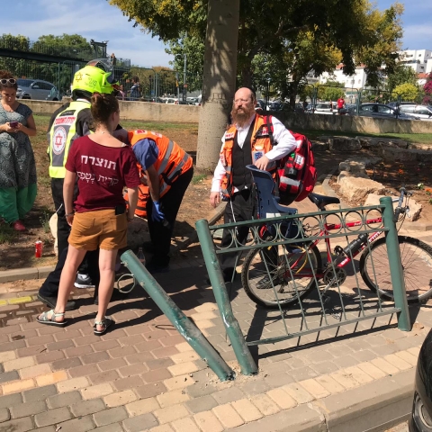 נהגת רכב נפצעה לאחר שהתנגשה עם רכבה בגדר סמוך לצומת סירקין - חדשות בפתח תקווה