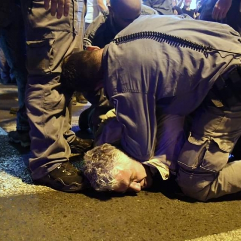 אמש, מהומה בהפגנה נגד היועמ"ש - שוטרים נהגו באגרסיביות כלפי מפגינים (וידיאו) - חדשות בפתח תקווה