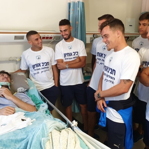 שחקני הנבחרת הצעירה של ישראל ביקרו את חביב אוחיון בנו של מוטי אוחיון אחיו של ראש העירייה לשעבר - ספורט בפתח תקווה