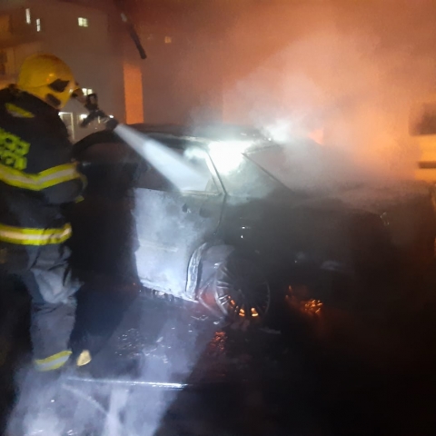 רכב עלה באש מתחת לבניין ברח' בורלא: 8 לכודים חולצו מהדירות - חדשות בפתח תקווה