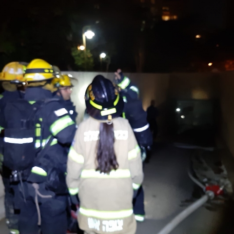 שריפה פרצה בחניון תת קרקעי בבניין מגורים ברח' זכרון יעקב בפתח תקווה (וידיאו) - חדשות בפתח תקווה