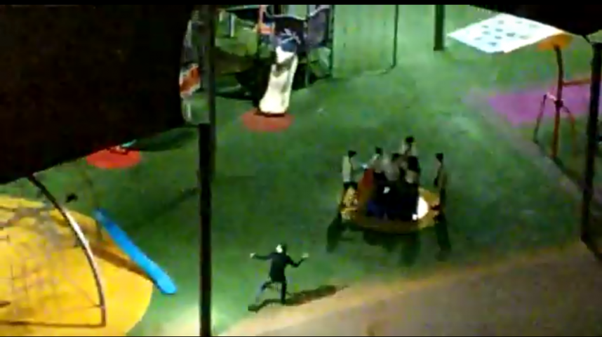 זורקים אבנים ומשחיתים את המתקנים בגינה הדרומית של שכונת נווה גן בפתח תקווה (וידיאו) - חדשות בפתח תקווה