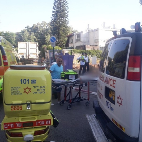 בן 50 נפצע מארון שנפל עליו מגובה ברח' נחום ניר בפתח תקווה - חדשות בפתח תקווה