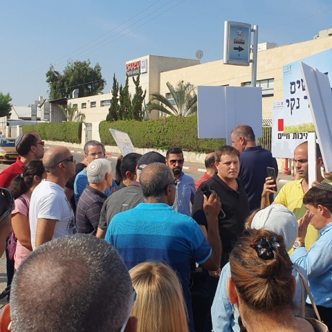 קבוצת תושבים הפגינו סמוך למפעל טביב נגד מטרדי הריחות  (וידיאו) - חדשות בפתח תקווה