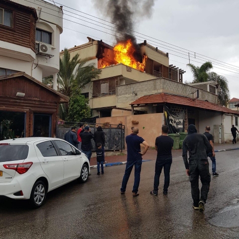 נכנס לבניין בוער בכפר קאסם בשל חשש ללכודים - חדשות בפתח תקווה