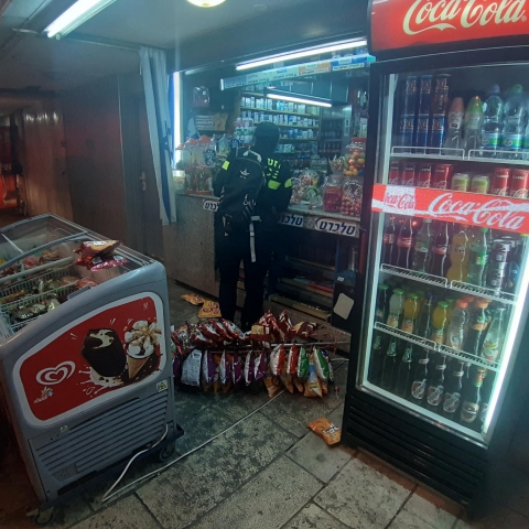 נתין הודי תקף בעל חנות בכיכר המייסדים בפ"ת בשל סכסוך כספי - חדשות בפתח תקווה