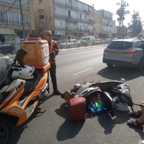 רוכב אופנוע נפצע קל מפגיעת רכב ברח' בר כוכבא בפתח תקווה - חדשות בפתח תקווה