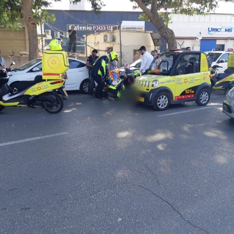 ילד בן 3 נפגע מאופנוע ברחוב אבשלום גיסין בפתח תקווה - חדשות בפתח תקווה