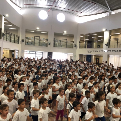 בביה"ס דבורה עומר בפ"ת: כך לומדים את הנושא - "ערבות הדדית" - חינוך בפתח תקווה