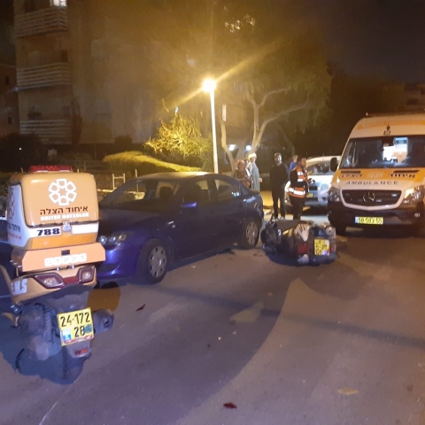 רוכב אופנוע פגע בהולך רגל, הולך הרגל לא נפגע, רוכב האופנוע נפצע בינוני - חדשות בפתח תקווה