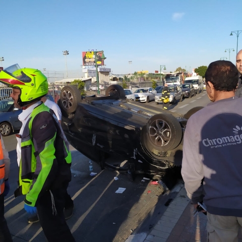 נהגת נפצעה כשהתהפכה עם רכבה ברח' פיינשטיין בפתח תקווה - חדשות בפתח תקווה