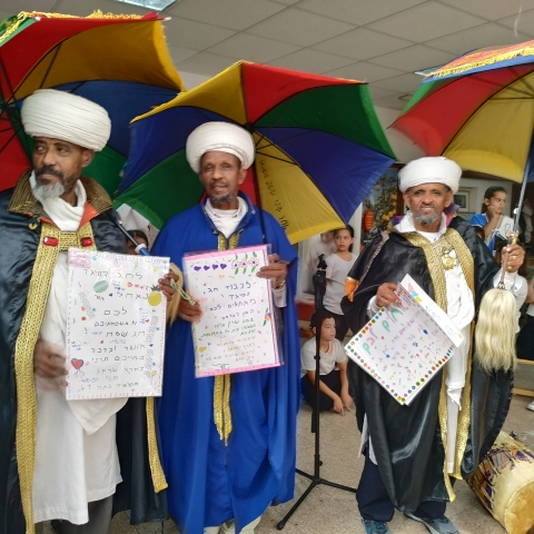 כתבה שנייה בסדרה - כך חגגו תלמידי ביה"ס בר לב בפתח תקווה את חג הסיגד - חינוך בפתח תקווה