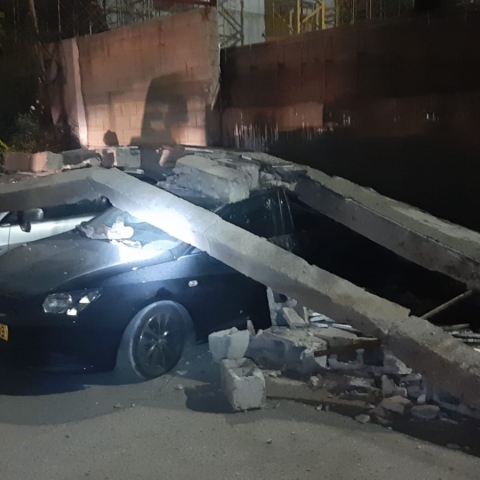 קיר של בניין קרס על כלי רכב ברח' כרמלי בפתח תקווה - חדשות בפתח תקווה