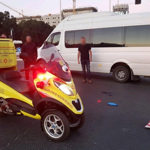 הולך רגל בן 70 נפגע מרכב הסעות ברחוב ז'בוטינסקי בפתח תקווה. - חדשות בפתח תקווה