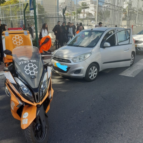 2 נערות בנות 15 נפגעו מרכב ברח' פרידמן בפתח תקווה - חדשות בפתח תקווה