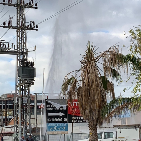 פיצוץ מים גדול בשל צינור שנשבר ברח' גליס בא.ת סגולה בפתח תקווה (וידיאו) - חדשות בפתח תקווה