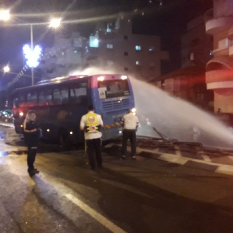 אוטובוס איבד שליטה, עלה על אי תנועה ברח' פינס וגרם לפיצוץ מים (וידיאו) - חדשות בפתח תקווה