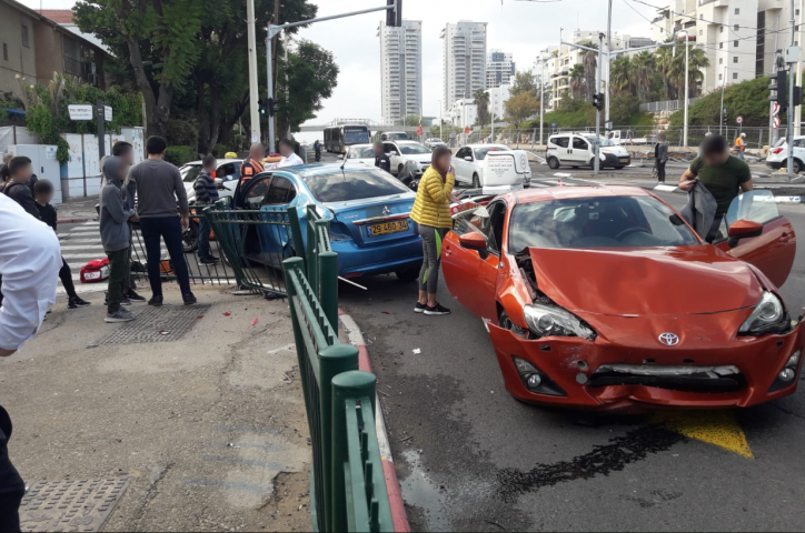 2 פצועים קל בתאונת דרכים ברח' ז'בוטינסקי בפתח תקווה - חדשות בפתח תקווה