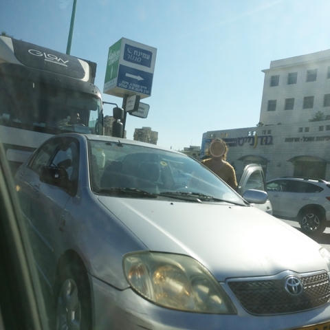 נהגת התלוננה: "נהג המשאית השליך כוס חד פעמית על הרכב שלי" - חדשות בפתח תקווה