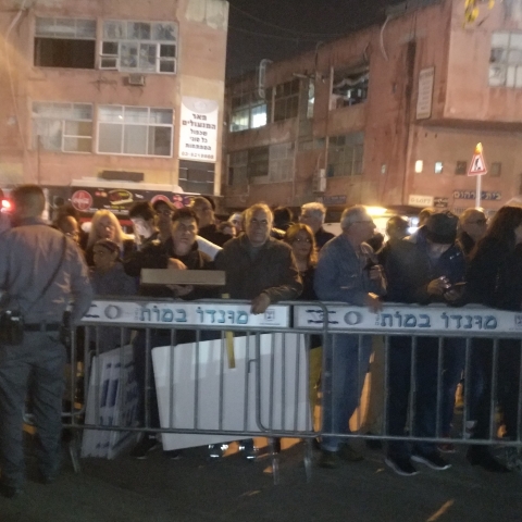מאות רבות נאלצו להמתין בחוץ בכנס תמיכה בנתניהו בפתח תקווה (וידיאו) - חדשות בפתח תקווה