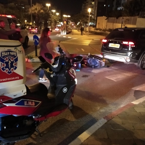 רוכב אופנוע נפצע בתאונת דרכים ברח' העצמאות בפתח תקווה - חדשות בפתח תקווה