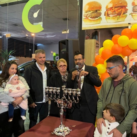 הדלקת נרות מרגשת בבורגרים סגולה - קהילות בפתח תקווה