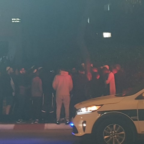 עשרות מתפללים ממתחם הקטורת הפגינו מתחת לביתו של חבר המועצה אורי אוהד (וידיאו) - חדשות בפתח תקווה