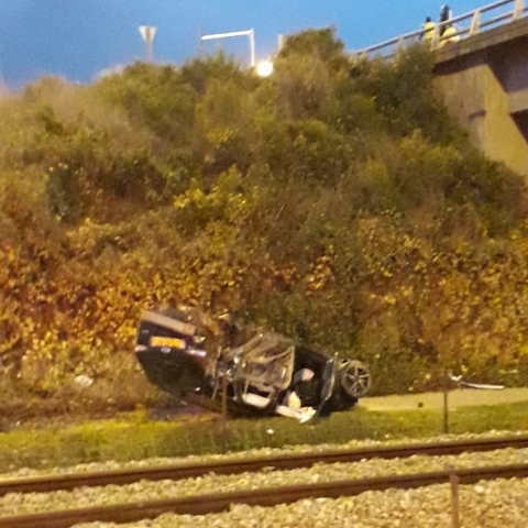 2 צעירים נפצעו  לאחר שרכבם נפל מגובה בכביש 471 - חדשות בפתח תקווה