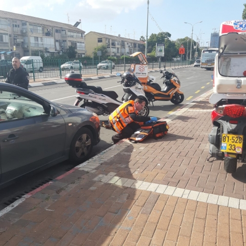 נהג רכב יצא מרכבו ברח' ז'בוטינסקי ונפגע ממשאית - חדשות בפתח תקווה