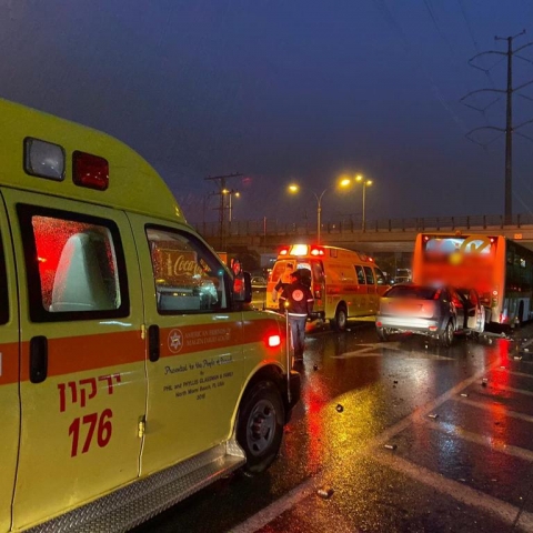  גבר ואישה נפצעו בתאונת דרכים בין 2 רכבים לאוטובוס סמוך למחלף גהה - חדשות בפתח תקווה