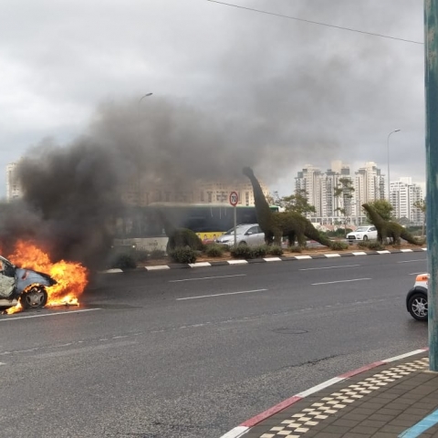 רכב עלה באש ברחוב יצחק רבין פינת העצמאות בפתח תקווה (וידיאו) - חדשות בפתח תקווה