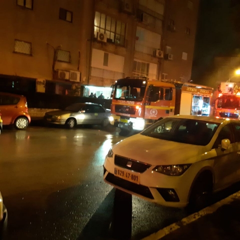   4 נפגעים משאיפת עשן בשריפה בדירה בפתח תקווה - חדשות בפתח תקווה